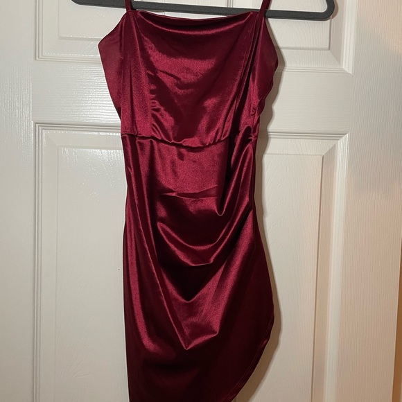 Elegant Burgundy Spaghetti Strap Dress - Picture 5 of 8